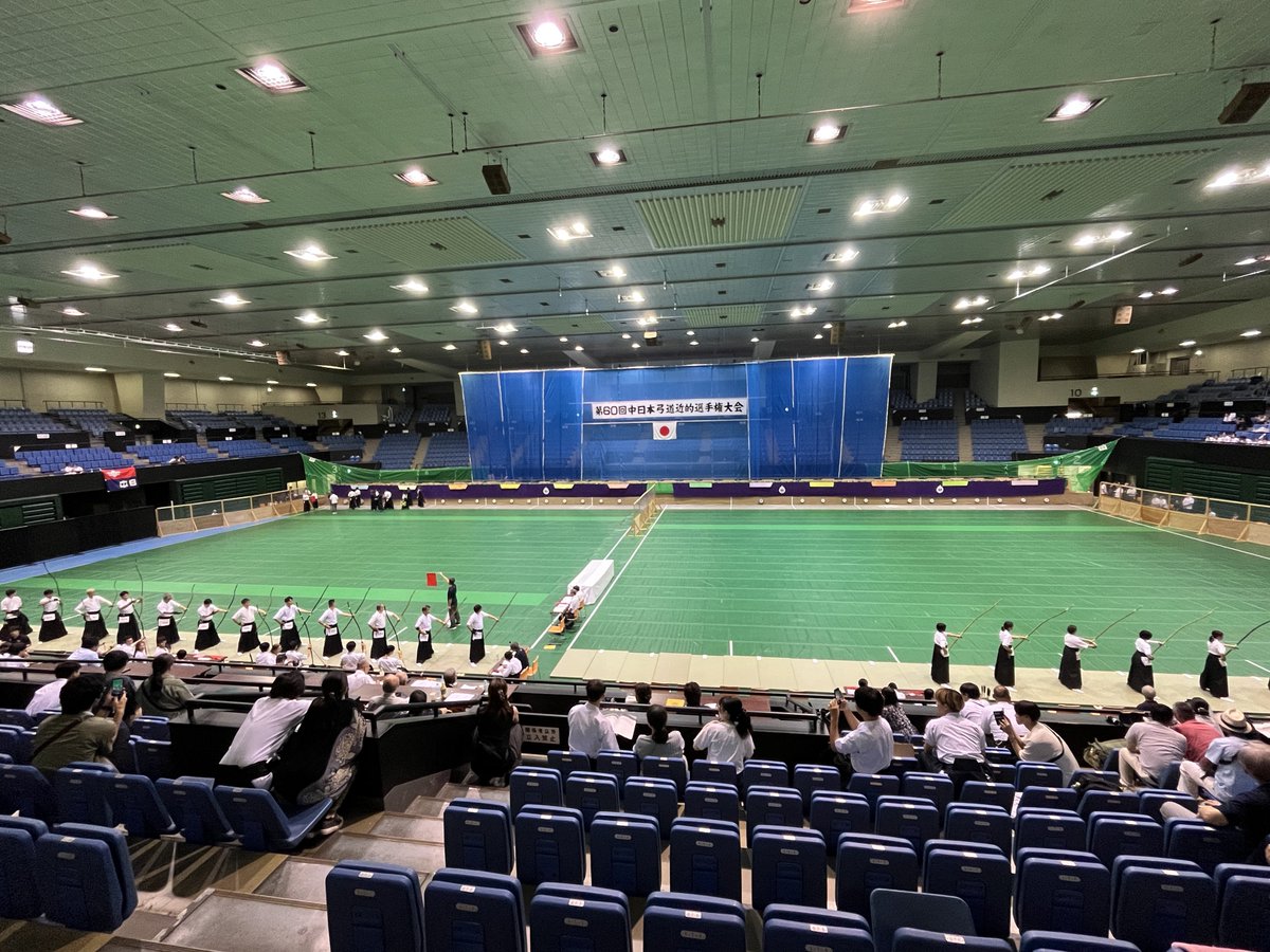 buzz1018's tweet photo. 中日本弓道近的選手権大会に出場してきました！
約20年ぶりのこの大会、しかも愛知県体育館では最後の大会でした。
結果は◯◯◯×で個人は決勝残れませんでしたが、団体で4位決定戦まで行けました！ https://t.co/lsDWu2u9FN