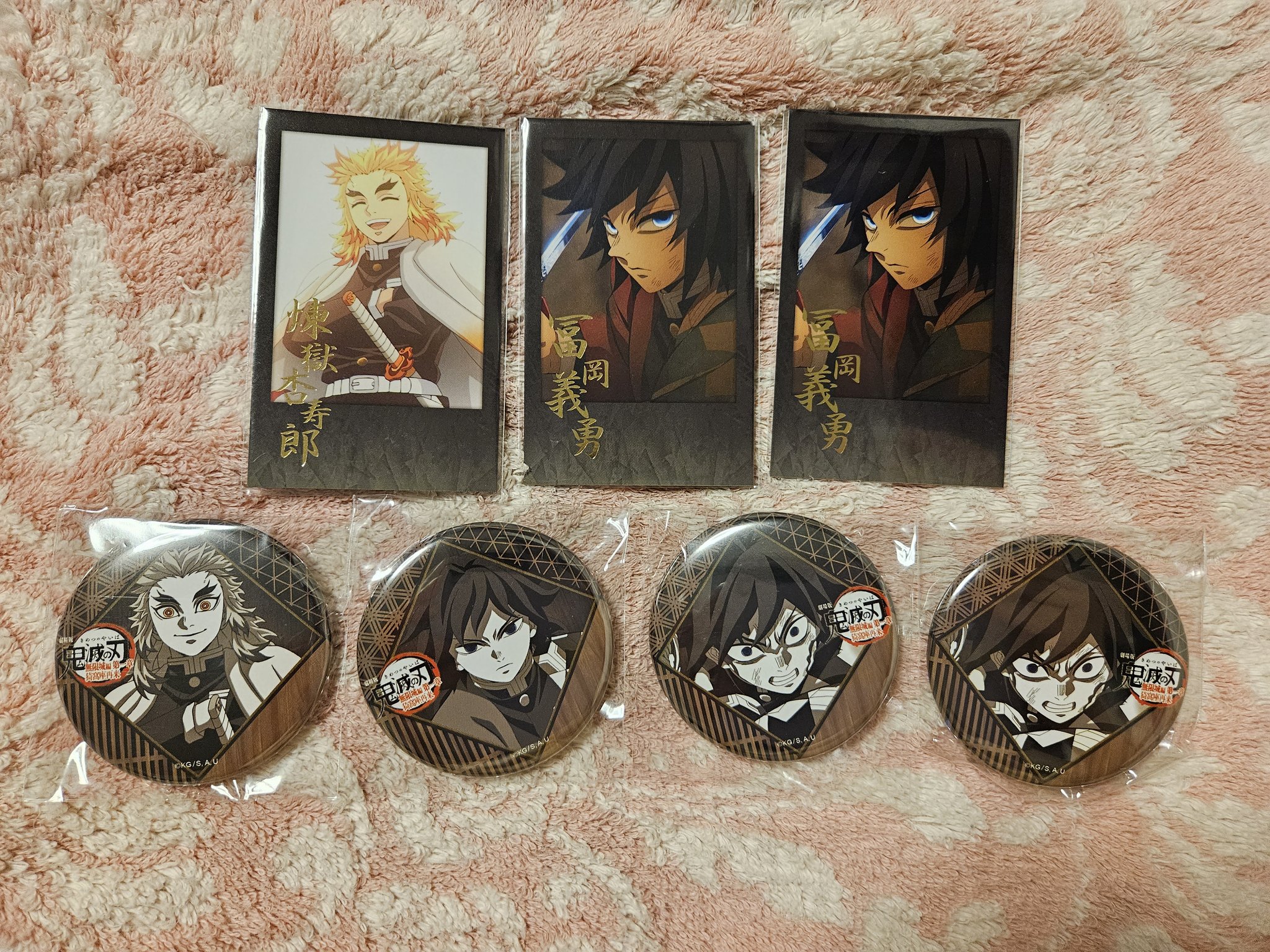 新品★鬼滅の刃★ダイニング【炭治郎＆義勇＆煉獄＆甘露寺】お楽しみくじ★缶バッジ 鬼滅の刃 映画 無限城編 ダイニング お楽しみくじ 缶バッジ 冨岡
