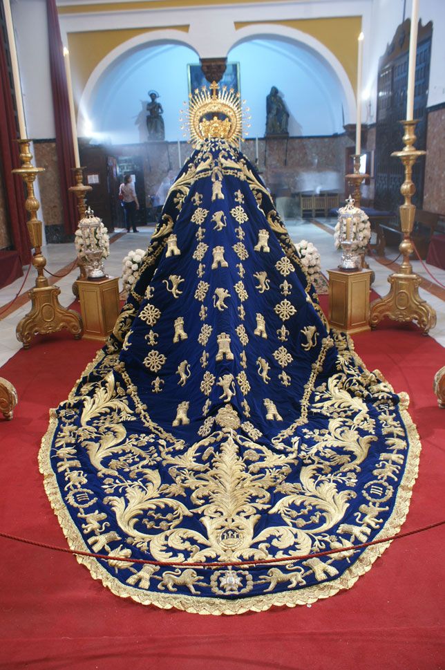 El manto de la Virgen de Montserrat, el cual reproduce el gran collar de la Orden de Carlos III, poseyendo símbolos referentes a la Casa Real como castillos y leones, o flores de lis, símbolo de los Duques de Montpensier.