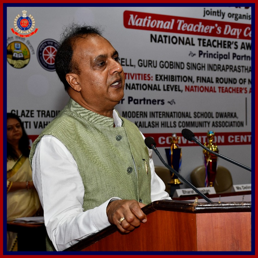 DelhiPolice's tweet image. 🔹 @CrimeBranchDP in collaboration with Bhagidari Jan Sahyog Samiti, organised a 3-day National Awareness Programme on the theme of “Drug Free Delhi 2027 Campaign” &amp;amp; National Teacher’s Day Celebration culminating at NDMC Convention Centre, Sansad Marg.

🔹 Students from Delhi &amp;amp;…