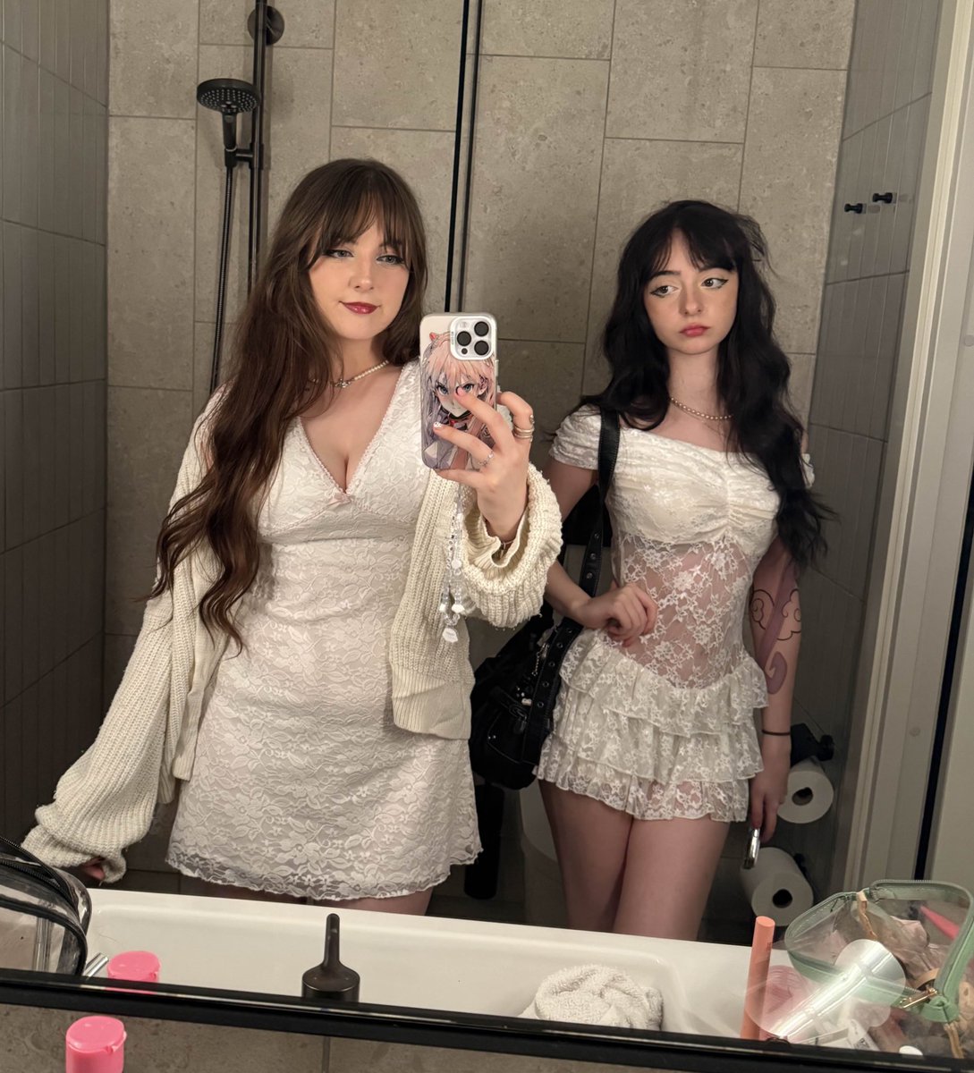 Two pretty best friends <a href="/itsabbycat/">AbbyCat ➡️twitch.tv/itsabbycat</a> 🤍