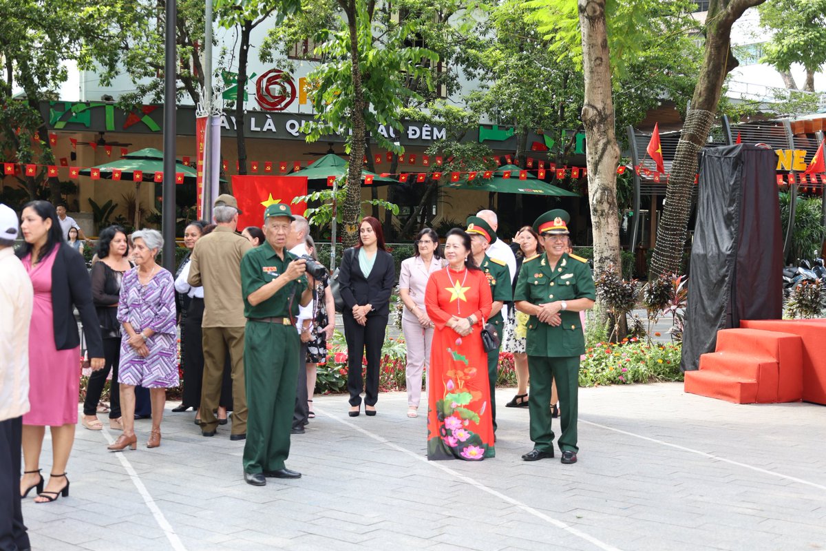 Con una ofrenda de rosas blancas en homenaje al Apóstol José Martí, símbolo de los lazos históricos entre cubanos y vietnamitas, inició la primera jornada del presidente cubano <a href="/DiazCanelB/">Miguel Díaz-Canel Bermúdez</a> en Hanoi.

#DíazCanelEnVietnam 🇨🇺🇻🇳