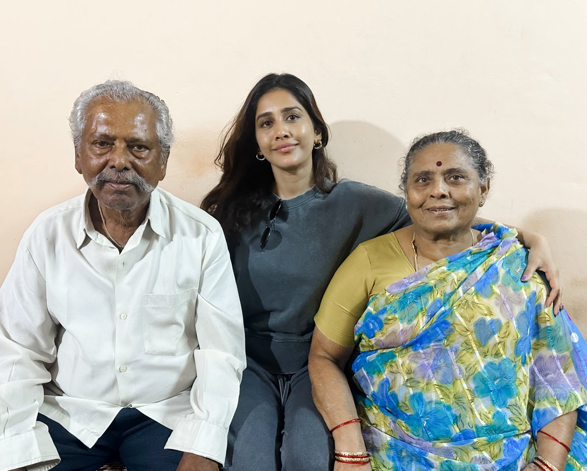 NabhaNatesh's tweet image. ತಾತ -ಅಜ್ಜಿ❤️
This is exactly how I used to sit between them and watch movies in my childhood. Pure happiness  ❤️