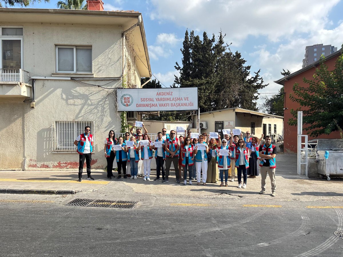 <a href="/mkulunk/">Metin KÜLÜNK</a> 8 aydır zamsız çalışan ve KÇP'yi bekleyen SYDV'ler, kendilerini bekleyen "KÇP'ye dahil etmeyelim sizi" sürprizinden habersiz 60 kalem iş ve işlemi yapmaya devam ediyordu, taa ki GREVE KADAR. 
#SYDVGrevde
<a href="/_cevdetyilmaz/">Cevdet Yılmaz</a> <a href="/tcailesosyal/">T.C. Aile ve Sosyal Hizmetler Bakanlığı</a>
<a href="/MahinurOzdemir/">Mahinur Özdemir Göktaş</a> <a href="/csgbakanligi/">T.C. Çalışma ve Sosyal Güvenlik Bakanlığı</a>
 <a href="/SayimMadak/">Dr. Sevim Sayım Madak 🇹🇷</a>