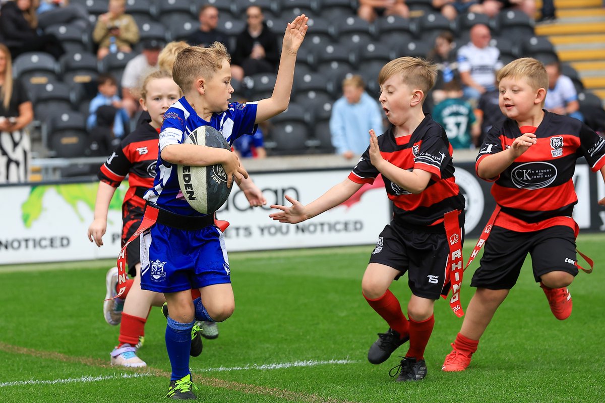 FCComFoundation's tweet image. 𝗥𝗨𝗚𝗕𝗬 𝗟𝗘𝗔𝗚𝗨𝗘 🏉

Fantastic to have youngsters from Community Rugby League teams, @GooleVikingsRL, @HullDockers1880 &amp;amp; @BransholmeBears with us on the field during half time of yesterday's game! 🙌

Brilliant to see so many youngsters enjoying Rugby League! 👏