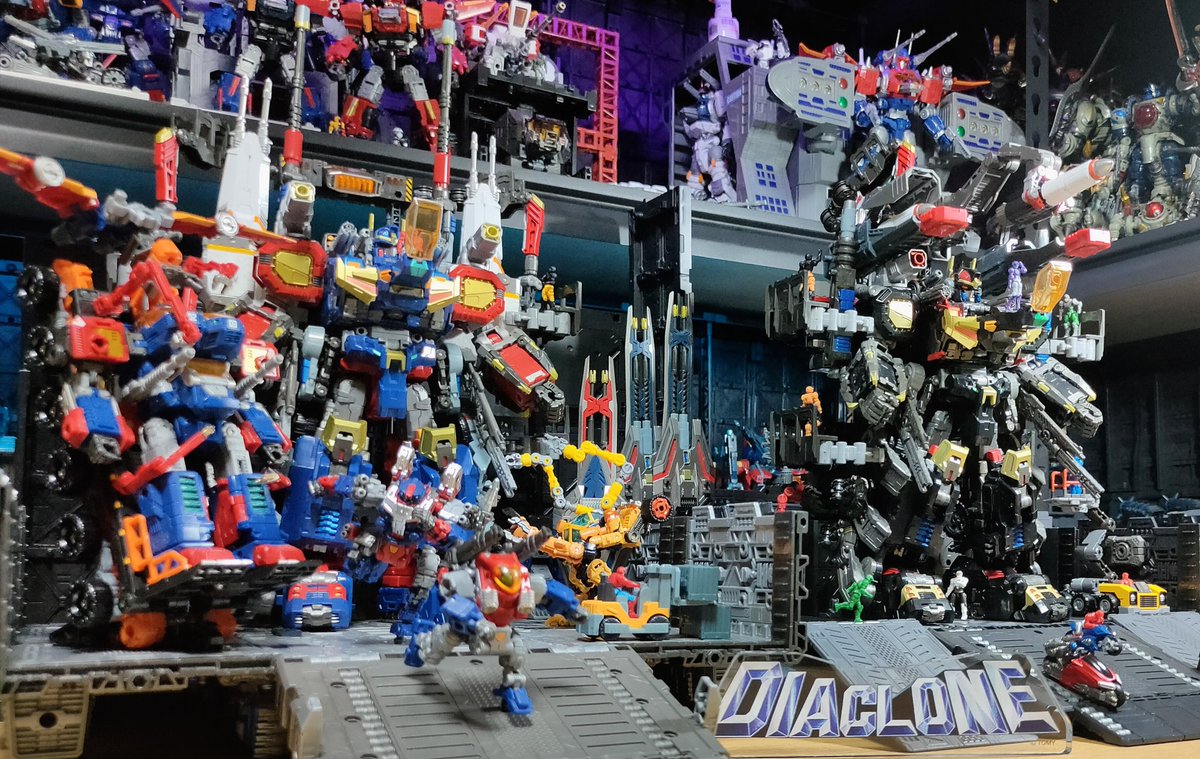 vlnwXs8o2jaHSa2's tweet image. タクティカルグランダーにガントリータワーをジョイント
コンテナ展開でフォートレスモードに変形させ各マシンを格納
シャドゥにはミサイルランチャーを配備せよ！
#ダイアクロン