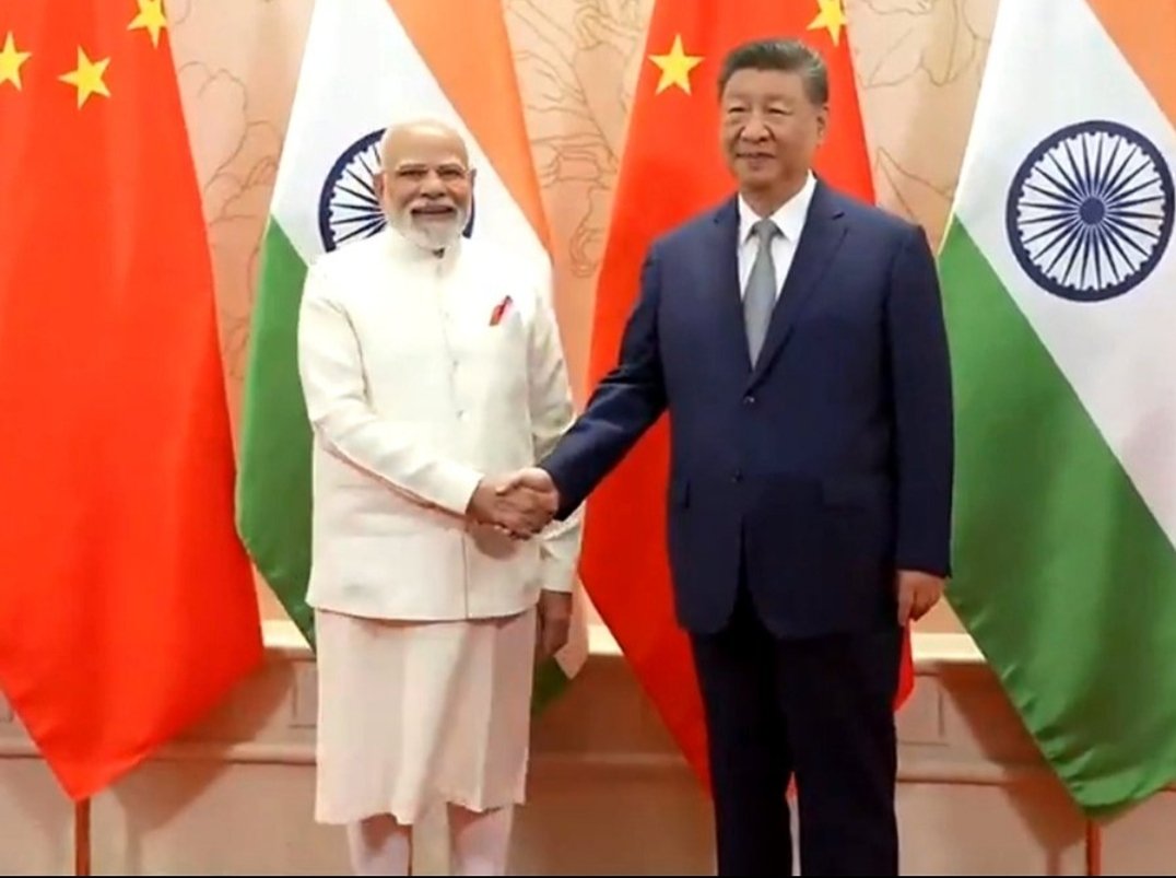 मोदी जी जिसे लाल आंखें दिखाने वाले थे उनसे तो हाथ मिला रहे है 

ऐसा क्यों मोदी जी ये भी बता दीजिए दिवाली पे चाइनीज सामान 

लेना है कि बहिष्कार करना है मोदी जी ?