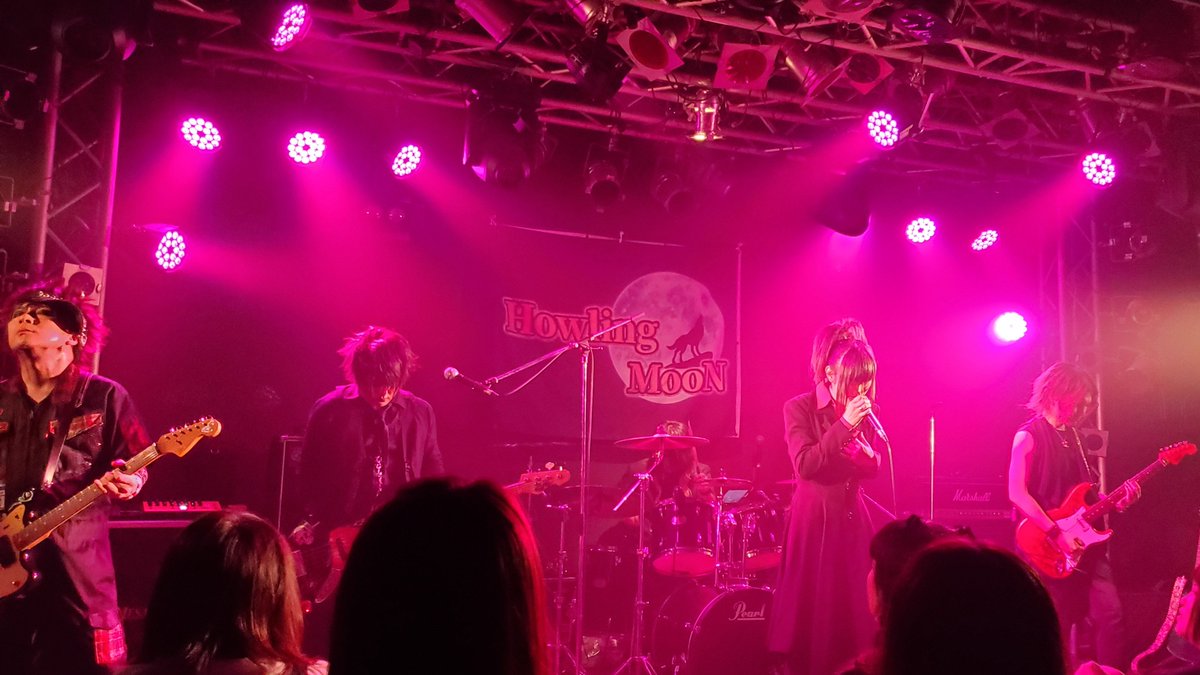 1um2hlk3kt4ak's tweet photo. 2番手はHowling MooNさん、FAKEで始まりSHADEで締めるという個人的にやられたセトリ！皆さん自分の魅せ方をわかってらっしゃる😆演奏も歌唱もカッコ良すぎて、活動停止されるなんて勿体無い！と心底思ふ。

vo.さんは黒夢コピバンもされていて、11月の小岩LIVEが楽しみになりました🎶

#HowlingMooN https://t.co/QDmfXG8ezS