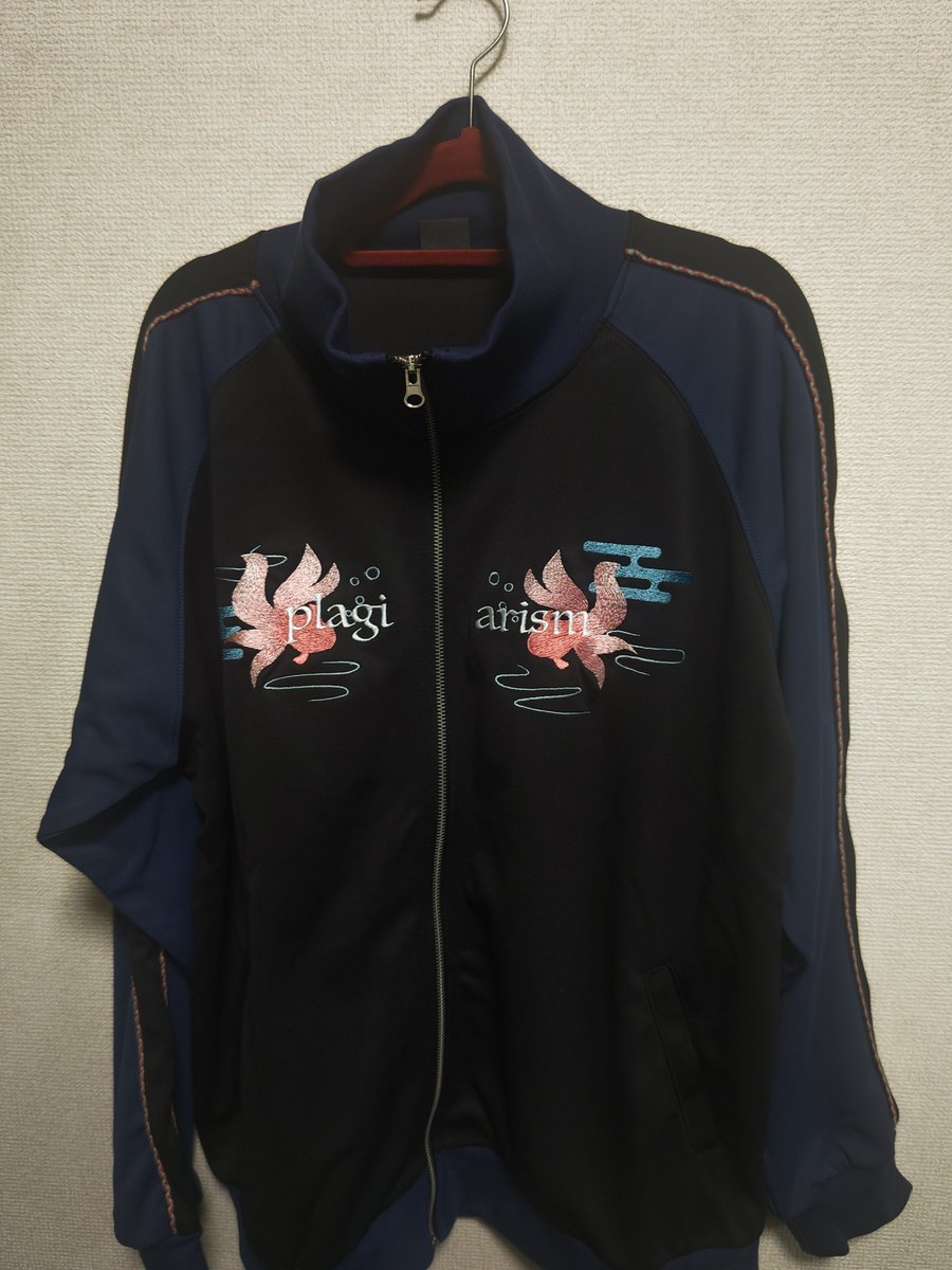 ヨルシカ LIVE TOUR 2025「盗作 再演」のグッズのジップアップ