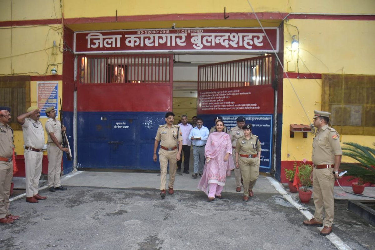 bstvlive's tweet photo. ➡️ बुलंदशहर – DM श्रुति और SSP दिनेश कुमार सिंह का जिला कारागार का औचक निरीक्षण
➡️ बंदियों से की बातचीत, जेल व्यवस्थाओं का लिया जायजा
➡️ जेल अधीक्षक और जेलर भी मौके पर मौजूद
#Bulandshahr #JailInspection #DMVisit #SSPVisit #PrisonUpdate #LawAndOrder @dmbulandshahr https://t.co/0UY7vIpiKU