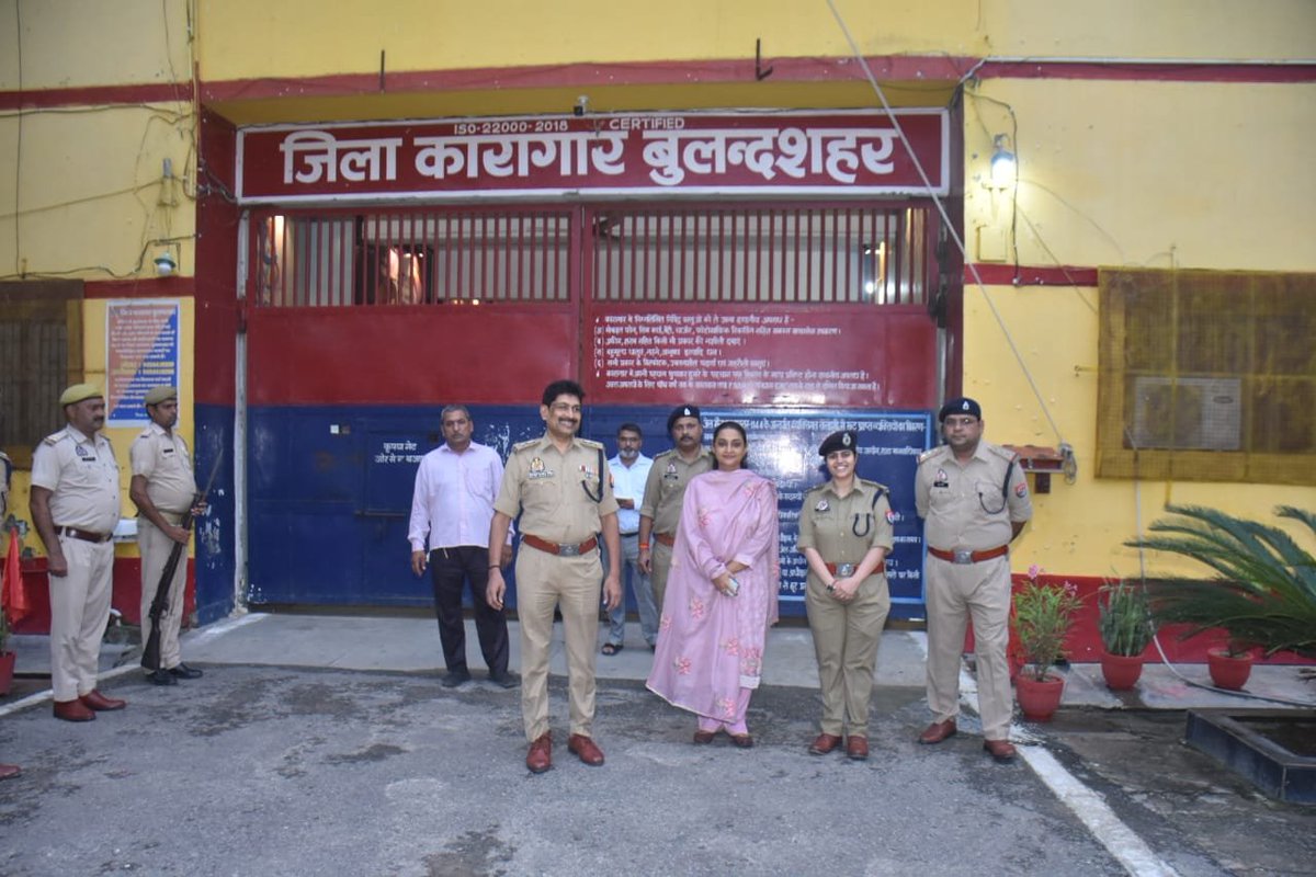 bstvlive's tweet photo. ➡️ बुलंदशहर – DM श्रुति और SSP दिनेश कुमार सिंह का जिला कारागार का औचक निरीक्षण
➡️ बंदियों से की बातचीत, जेल व्यवस्थाओं का लिया जायजा
➡️ जेल अधीक्षक और जेलर भी मौके पर मौजूद
#Bulandshahr #JailInspection #DMVisit #SSPVisit #PrisonUpdate #LawAndOrder @dmbulandshahr https://t.co/0UY7vIpiKU