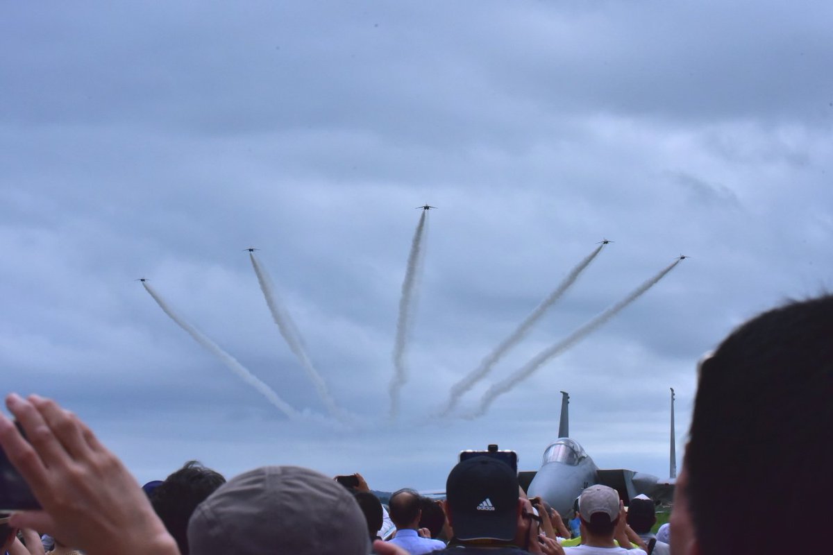 NH879's tweet photo. 今日は松島の航空祭
セキュリティチェックが激混みで基地に入場するまで１時間半かかった…
しょうがない事ではあるが、これが炎天下だったら熱中症多数になるかも（汗）
にしても、雲底が低いせいかローパス祭りで、ある意味最高だった！
#松島基地航空祭
#航空自衛隊
#ブルーインパルス https://t.co/8njL5EmQl7