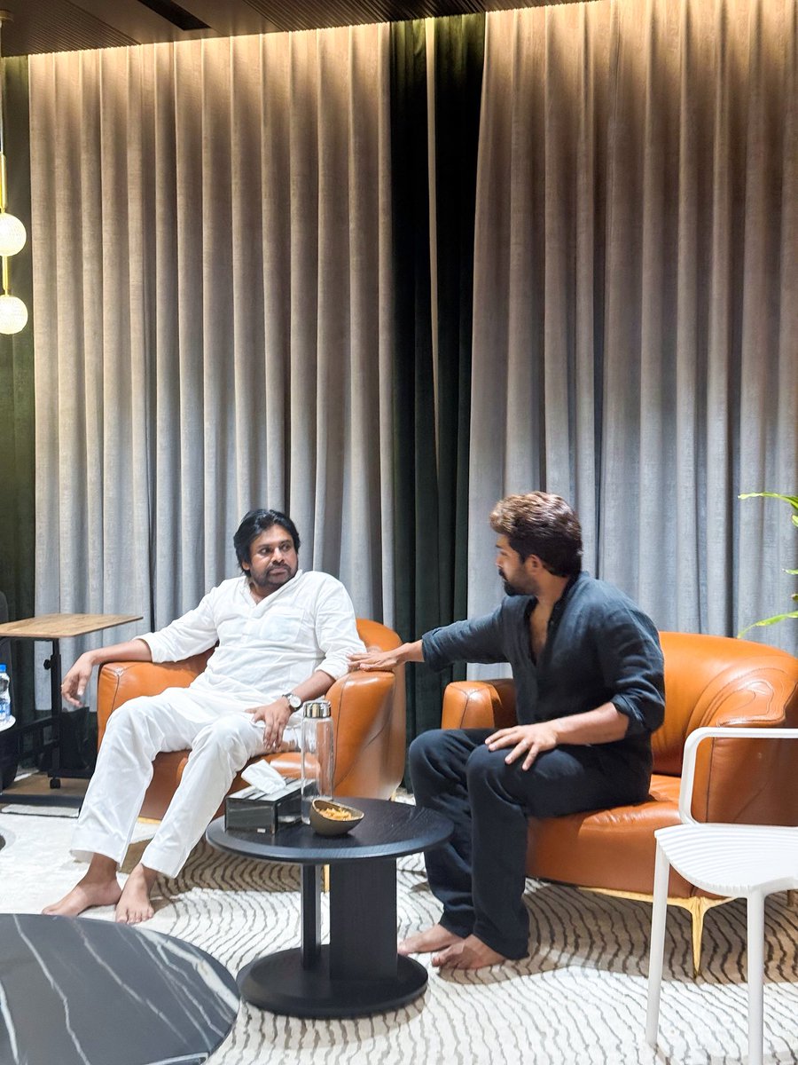 AIAFA_VIJAYAWAD's tweet image. Andhra Pradesh Deputy CM @PawanKalyan garu visited #AlluAravind garu and Icon Star @AlluArjun garu home today to personally convey his condolences on the demise of #AlluKanakaratnam garu.
💗💗💗🫂🙏