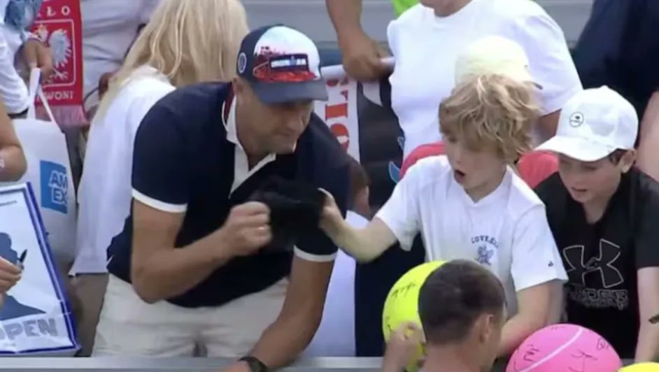 Piotr Szczerek es el empresario polaco acusado de haber arrebatado la gorra que el tenista Kamil Majchrzak le regaló a un niño en el US Open 2025. 

En el momento viralizado, Szczerek quitó la gorra al niño y la guardó rápidamente en una bolsa
