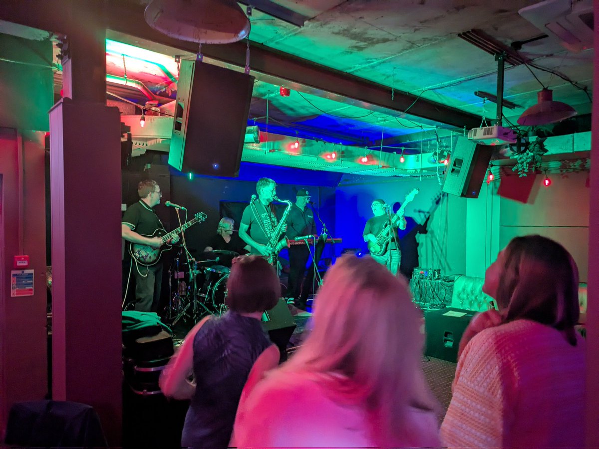 Siôn Jobbins (@sionjobbins) on Twitter photo Gig codi arian <a href="/YsgolDeCaerdydd/">Ysgol_De_Caerdydd</a> ... dim un baner garwr Reform yno i ymgyrchu dros addysg Gymraeg. Bron fel petai Yma o Hyd a "diwylliant a phobl Cymru" ddim yn bwysig. Yr un bobl oedd yn erbyn troi ysgol Llangennech yn un Gymraeg nawr yn esgus bod nhw'n caru Cymru. 🤔 Gig codi arian <a href="/YsgolDeCaerdydd/">Ysgol_De_Caerdydd</a> ... dim un baner garwr Reform yno i ymgyrchu dros addysg Gymraeg. Bron fel petai Yma o Hyd a "diwylliant a phobl Cymru" ddim yn bwysig. Yr un bobl oedd yn erbyn troi ysgol Llangennech yn un Gymraeg nawr yn esgus bod nhw'n caru Cymru. 🤔