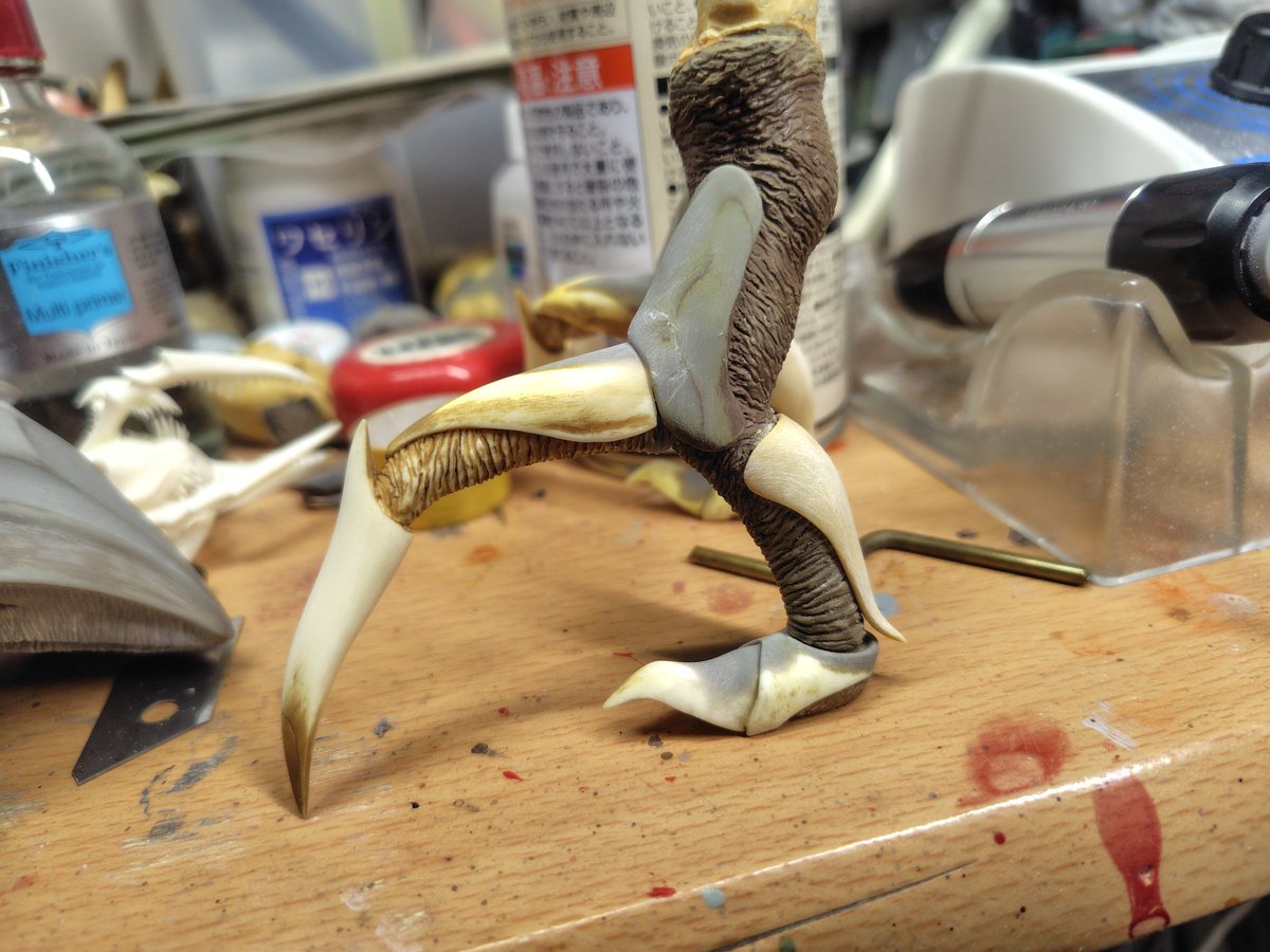 後ろ脚付け根と腕まわりまだですが、それ以外はだいたい形になりました。
トレフェスオンラインまでには原型完成しそう。