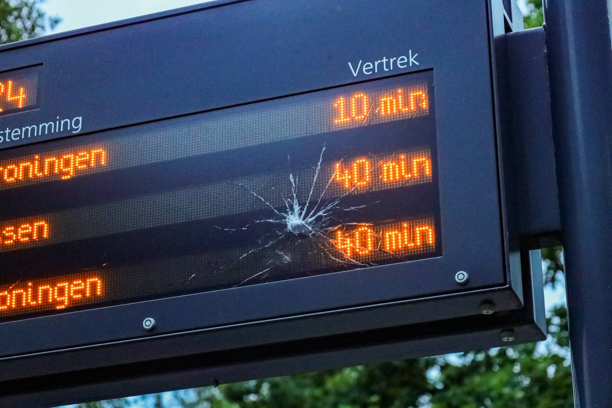 Digitaal informatiebord bushalte Nijenoertweg in Leek vernield infoleek.nl/103015/2025/08… #InfoLeek