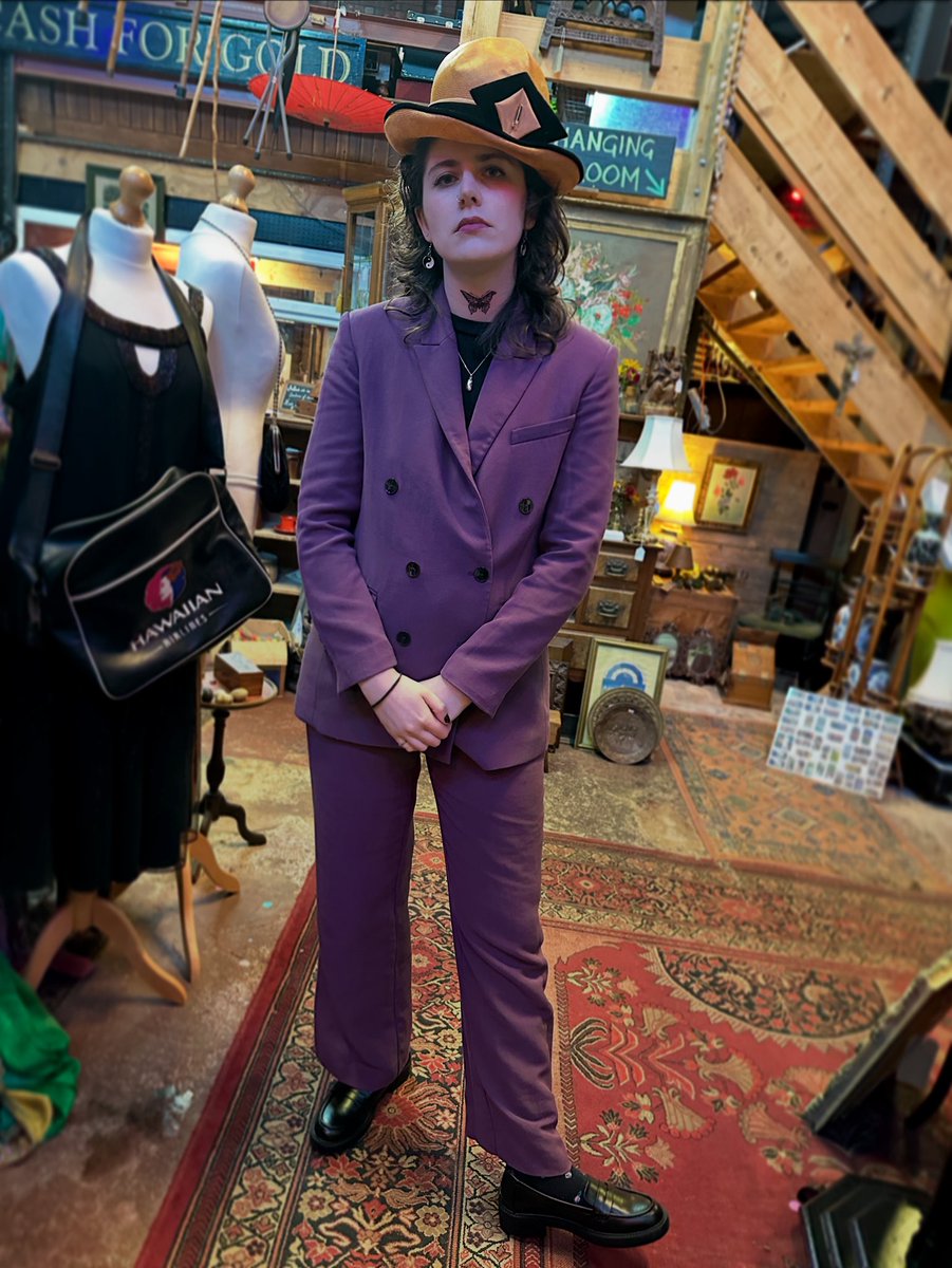 iambethhubbard's tweet image. Boy George or Willy Wonka? 🍭 

#antiques #bighat #cultureclub #willywonka #boygeorge #purplesuit