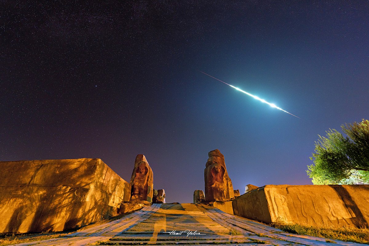 İşte Çorum Alacahöyük Sfenksleri üzerinde ki çektiğimiz inanılmaz Meteor. Fotoğraf makinamız sıralı çekim yaparken gece saat 01.31 de kadrajımıza bütün haşmetiyle yansımış oldu ve gökyüzünü aydınlatıp renkli ışıklar saçarak gözden kayboldu. Enerji çekimi aramızda hep oluyor🙂⚡️