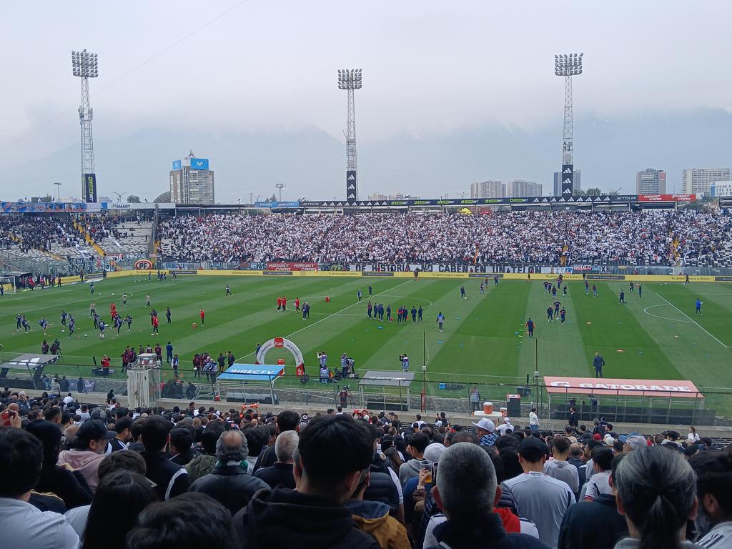 Se viene el Superclásico. Colo Colo y la U hacen el calentamiento en el Monumental.
