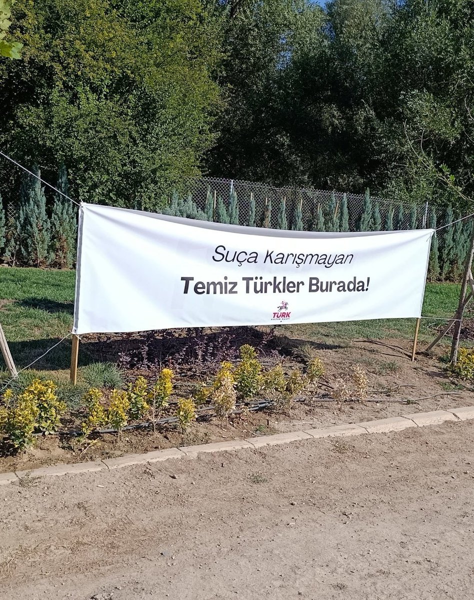 Ankara'da düzenlenen Türk Kültür Kampı'nda asılan anlamlı bir pankart;

''Suça Karışmayan, Temiz Türkler Burada.." 🇹🇷