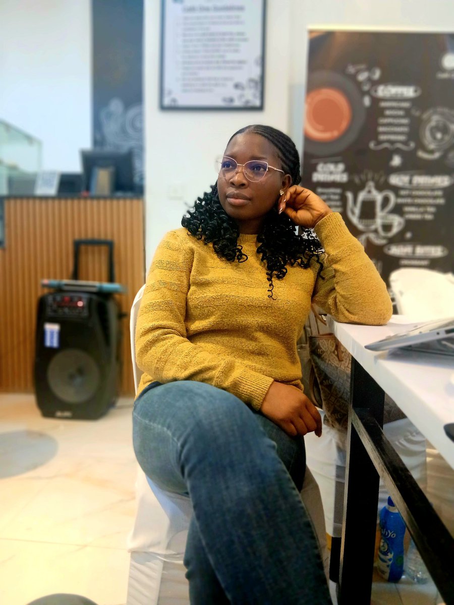 Oge👩🏽💻ui/ux designer (@poch_graphics) on Twitter photo Hey 👋🏽 
You sure you don't want me on your team as the UI/UX Designer? Hey 👋🏽 
You sure you don't want me on your team as the UI/UX Designer?