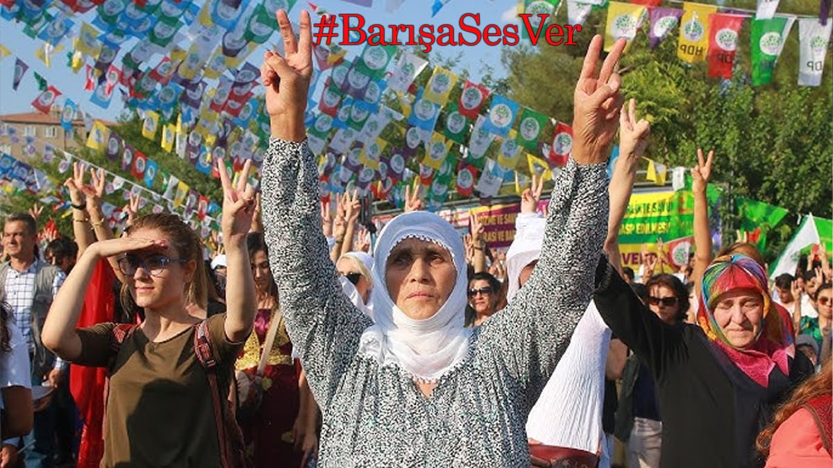 Barış, teslimiyet değil; eşitlik ve onurun yanında yeşerir.
Gerçek barış, herkesin kendini özgürce ifade ettiği, kimliğini saklamadan yaşadığı bir zeminde mümkündür.
Onursuz barış, barış değil; sadece suskunluktur.

#BarışaSesVer