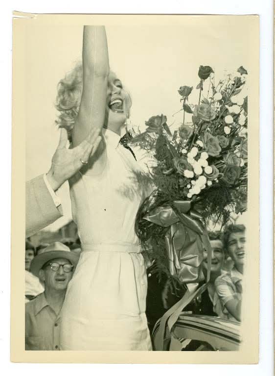 1er septembre 1952, Marilyn Monroe est à Atlantic City pour les préparatifs pour la Parade de Miss America.

September 1st 1952, Marilyn Monroe was in Atlantic City for the préparations for the Miss America Parade.

Copyright clubpassionmarilyn, 2002-2025