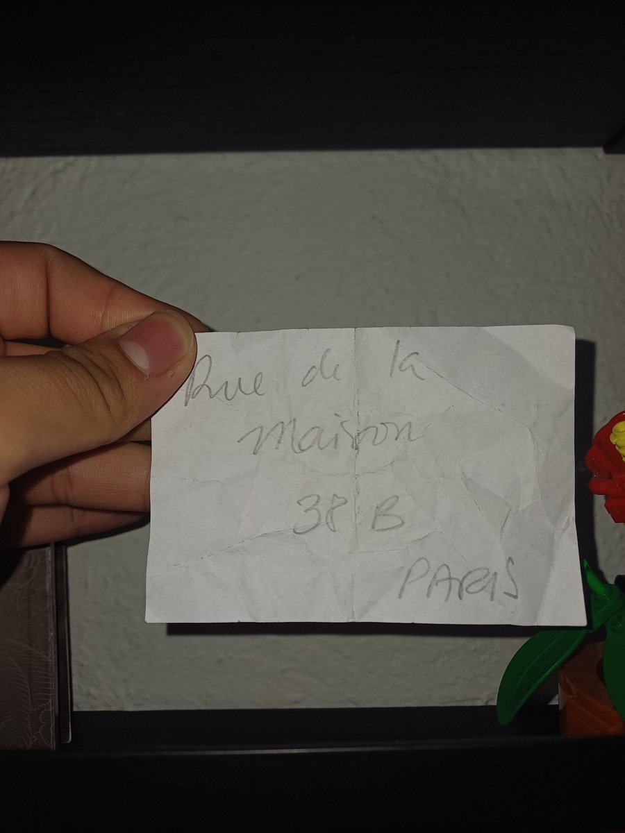 La dirección del Kit Kat club por si la quieren 😘