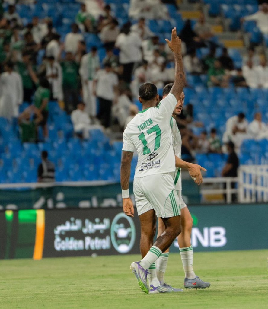 لحد يتردد في جلب ايفان توني لفريقه مهاجم اساسي يلعب 90 دقيقة كاملة واهم عنصر في الاهلي ويايسله يعتمد عليه كثير 
اليوم ساهم في الخمس اهداف امام العربي والسنة هذي الاهلي اكبر منافس للدوري ✅