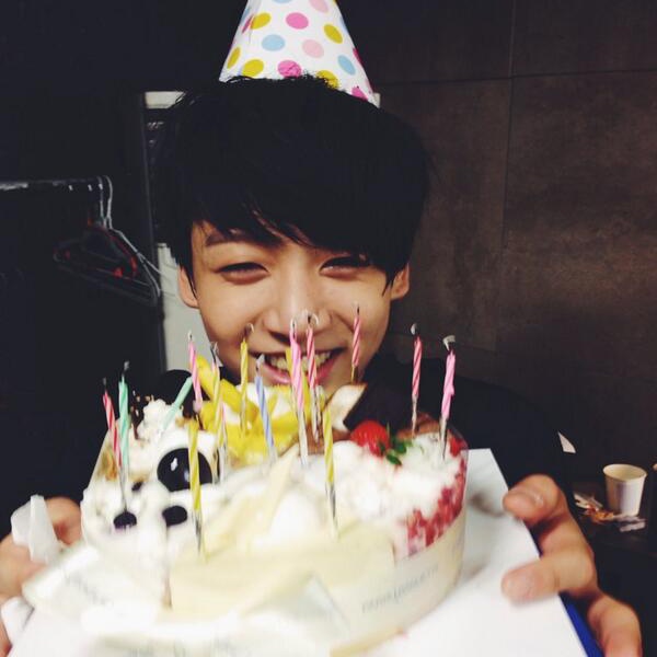 koo, te deseo un feliz cumpleaños, no sabes cuánto te amo y la cantidad de veces que me salvaste cuando sentía que no podía más, te admiro por la gran persona que eres, algún día sé que podré verte en un concierto, te amo eternamente 💗