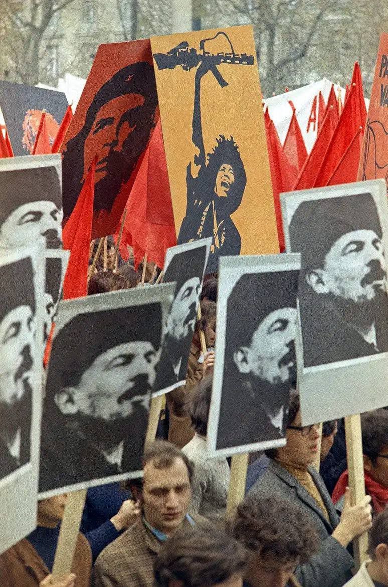 «Las formas de la lucha pueden cambiar, y cambian constantemente de acuerdo con causas variables relativamente específicas y temporales, pero la esencia de la lucha, su contenido de clase, no puede cambiar mientras existan las clases».

Lenin.