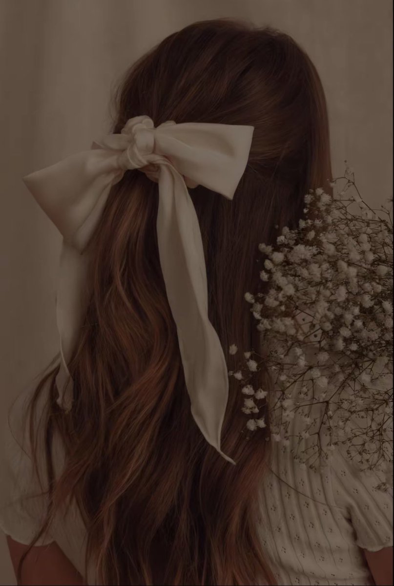 ᥫ᭡

.

                        𓆪͢͢: 🦋  

يقول :

 فـيها مـن الـزِيـن شـي مـن الخـيال..