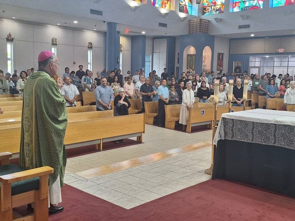 Este domingo <a href="/silviojbaez/">Silvio José Báez</a> Obispo Auxiliar de la Arquidiócesis de Managua (exiliado), ha vuelto a celebrar la eucaristía en Parroquia Sta Ágatha.
Miami: 1pm 
Nicaragua: 11am
El párroco <a href="/MarcosSomarriba/">Marcos A Somarriba</a> y la comunidad parroquial le hemos dado la bienvenida.
¡ALABADO SEA EL SEÑOR!🙏