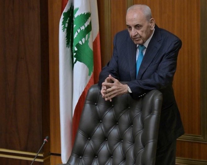طلعت النتيجة إنّو #نبيه_بري 
مع المقاومة 
ومع السلاح
ومع الجيش
ومع الحكومة 
ومع الدولة
ومع ايران 
ومع لبنان 
ومع كعك العباس 😂
صب عمي صب
اذا انتوا فهمتوا شي أنا فهمت 😂☺️