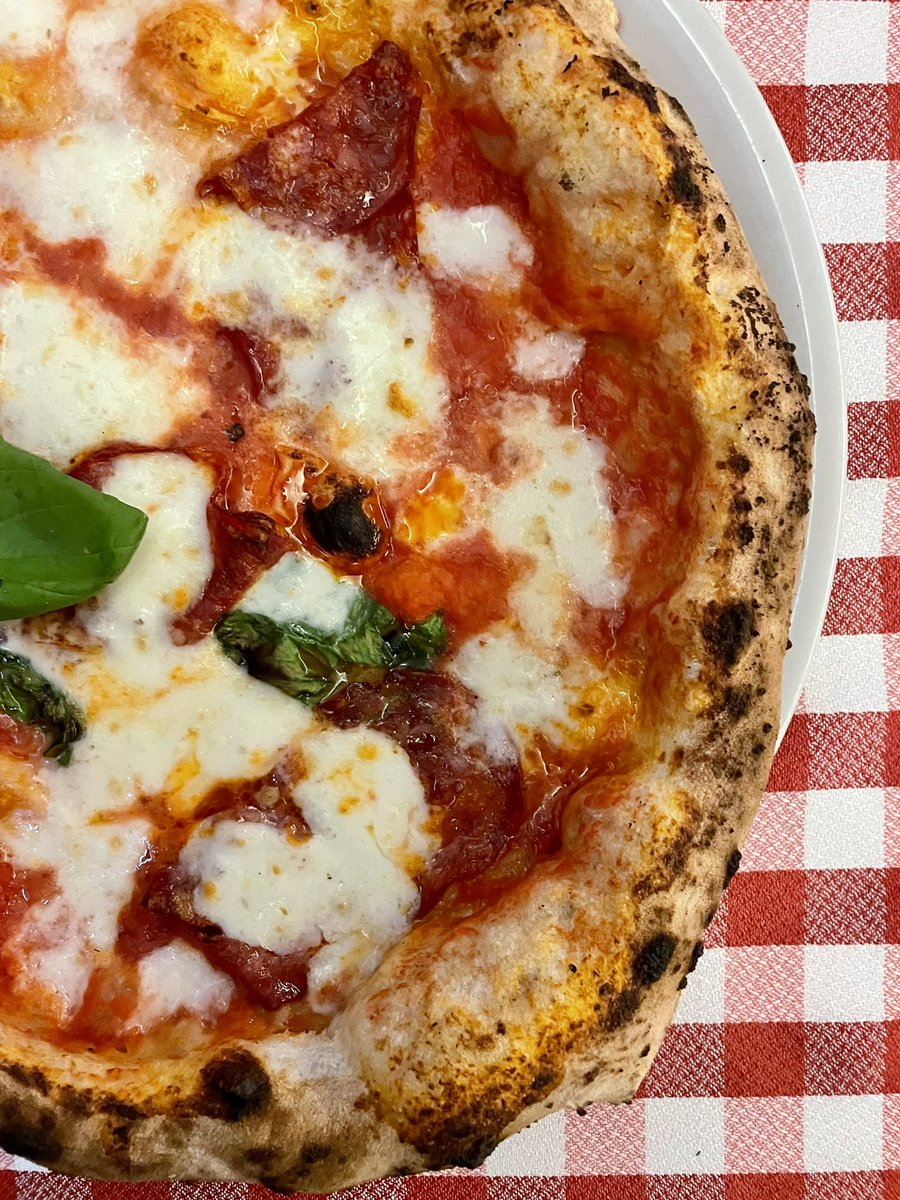 Probando pizzas.

Margarita, así llevamos mejor las últimas horas del domingo…