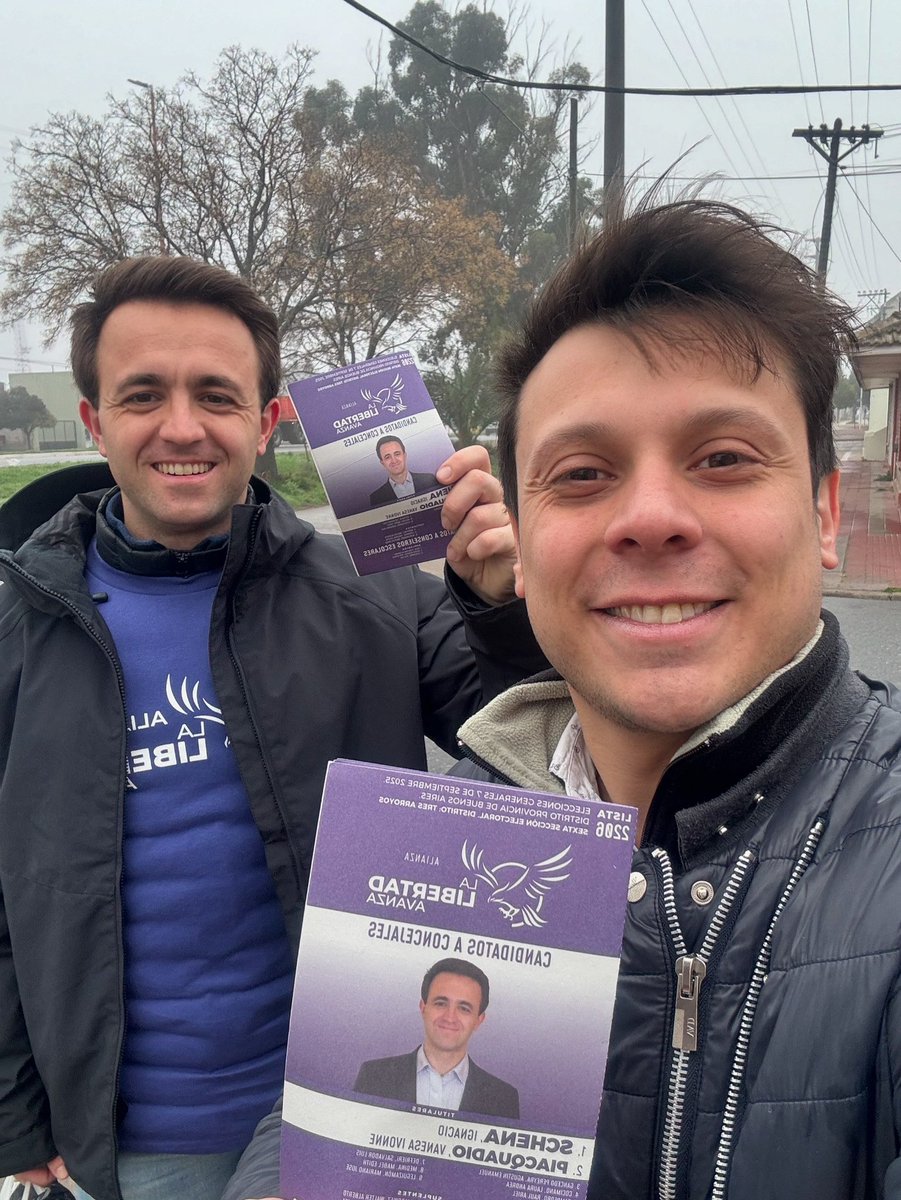 Con Ignacio Schena repartiendo nuestra boleta para liberar a Tres Arroyos! 
Este 07/09 tenemos que vencer juntos al Kirchnerismo local!
Lista 2206
En Tres Arroyos La Libertad Avanza!

#KirchnerismoNuncaMas