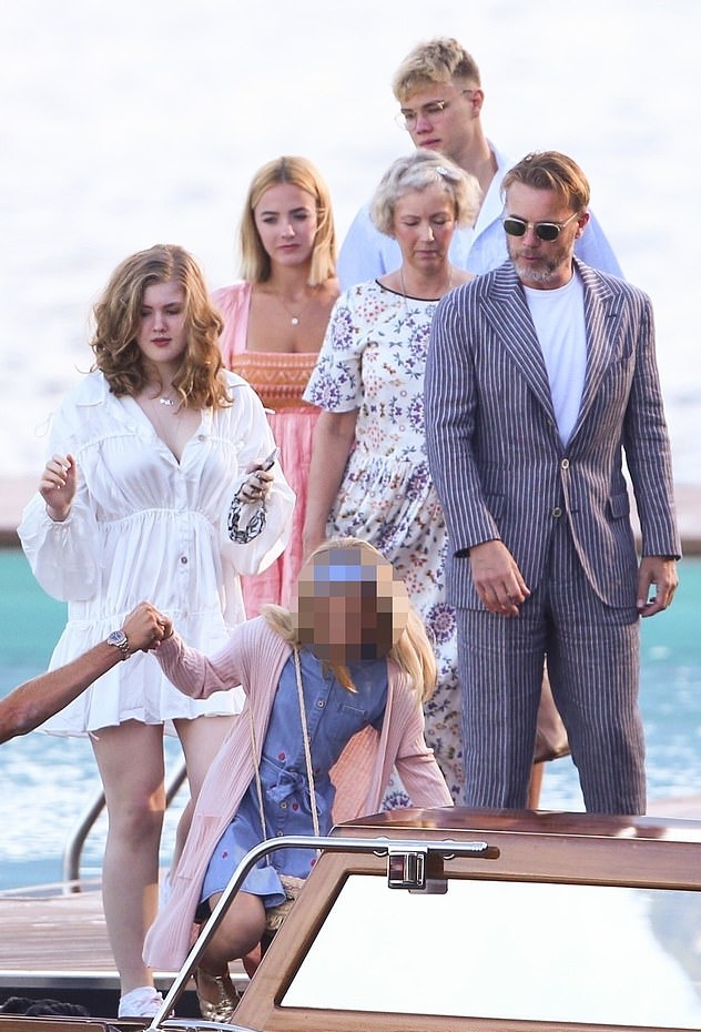 TakeThatFanBase's tweet image. #FamilyFunMonth #♥️♥️ #daughters #son #wife #sunshine @GaryBarlow

daysoftheyear.com/days/family-fu…