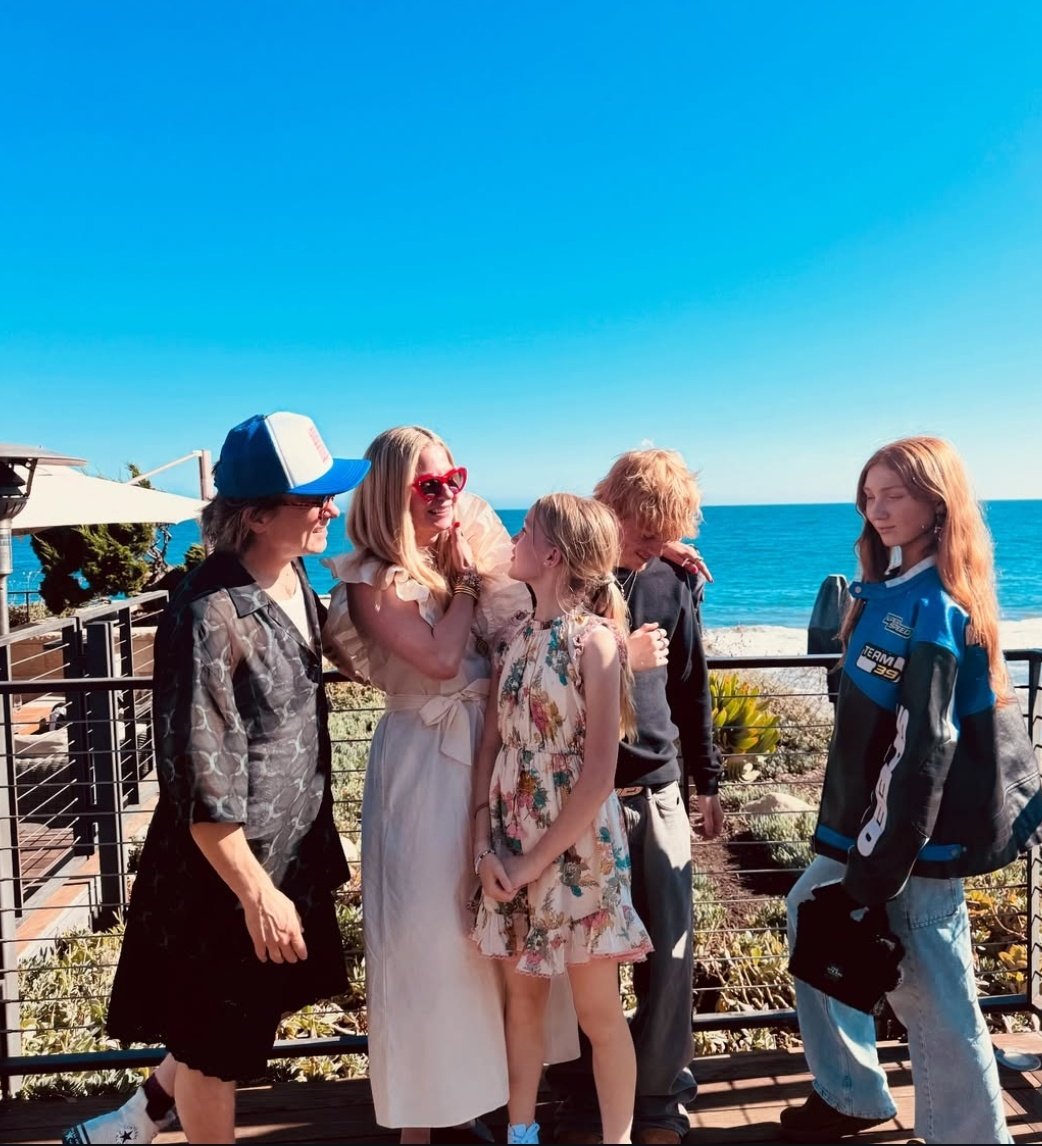 TakeThatFanBase's tweet image. #FamilyFunMonth #♥️♥️ #daughters #son #wife #sunshine @GaryBarlow

daysoftheyear.com/days/family-fu…