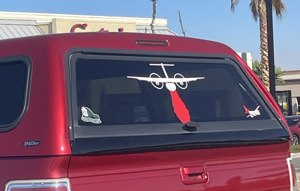 HighDesertPeeps's tweet image. Thought of @FirePhotoGirl when I snapped this photo and met this retired firefighter. Cool dude. #calfire #forestservice