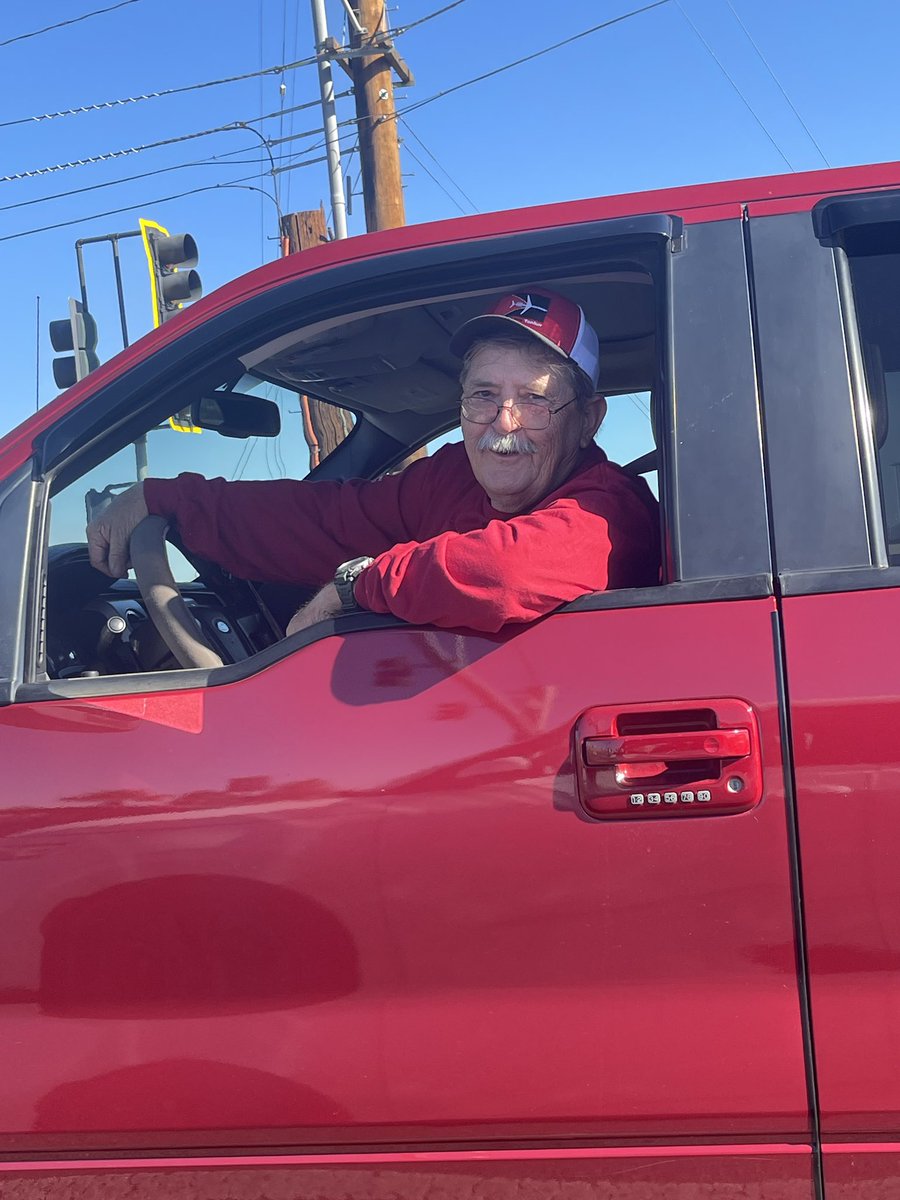 HighDesertPeeps's tweet image. Thought of @FirePhotoGirl when I snapped this photo and met this retired firefighter. Cool dude. #calfire #forestservice