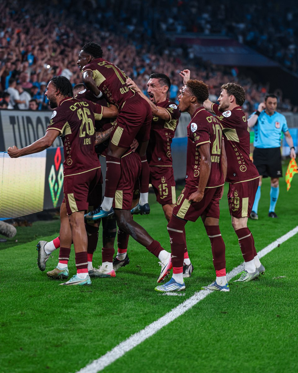 Trabzonspor's tweet photo. Paul Onuachu’nun müthiş golüyle Samsunspor karşısında 1-0 öne geçiyoruz! 💪

#TSvSAM https://t.co/ysBHs71l4f
