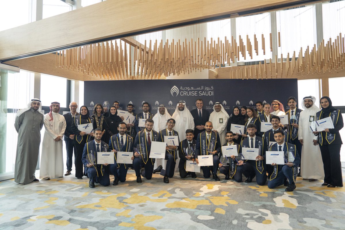 ضمن الجهود المشتركة لتأهيل الكوادر الوطنية وتمكينها من فرص واعدة في قطاعي السياحة والضيافة، تفتخر #جامعة_الأمير_مقرن بشراكتها مع كروز السعودية في تخريج الدفعة الثانية من البرنامج التدريبي لسفراء أرويا كروز، وذلك انسجامًا مع مستهدفات رؤية السعودية 2030.

#جامعة_الأمير_مقرن