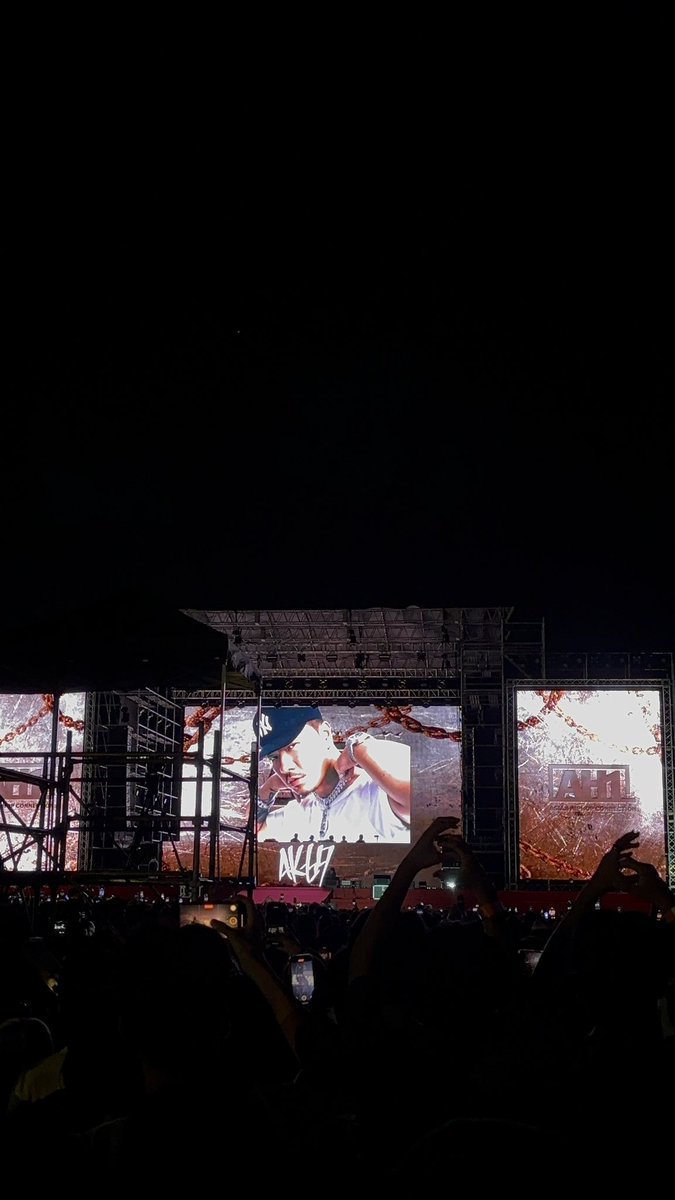 運動部と怪獣みたいな入道雲