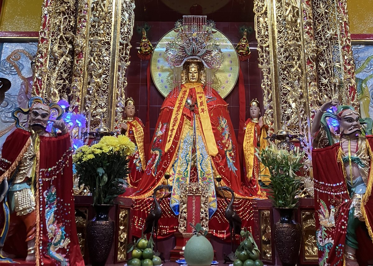 中国ではかつて、神が霊験を示す度に新たな神号が追加される文化があり、道教の代表的な神の一人である媽祖(まそ)などは
「護国庇民妙霊昭応弘仁普済福佑群生誠感咸孚顕神讃順垂慈篤裕安瀾利運沢覃海宇恬波宣恵導流衍慶靖洋錫祉恩周徳溥漕衛保泰振武綏疆天后之神」
という長大な神号となってしまった