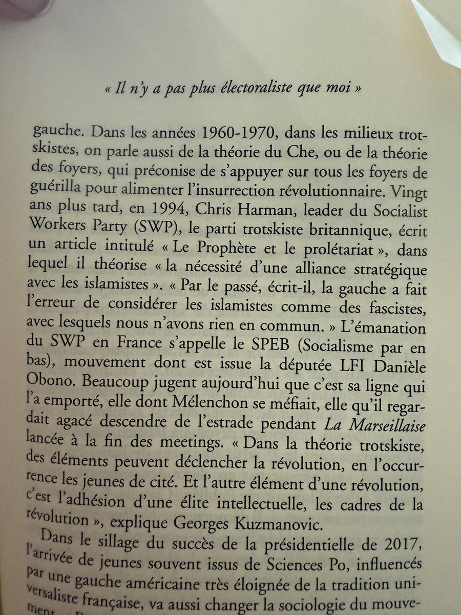 cyvalentin's tweet photo. Toujours dans La Meute, ce passage très intéressant (p.299) qui cite le leader du parti trotskyste britannique préconisant la nécessaire « alliance stratégique avec les islamistes ». 

En France, l’émanation de ce parti est le SPEB, dont est issue… Danielle Obono. 

Et j’ajoute un extrait (p.302) sur les propos tenus par la délicieuse Houria Bouteldja, qui, entre autres digressions sur les juifs et les « tarlouzes », qualifie Mélenchon de « butin de guerre ».