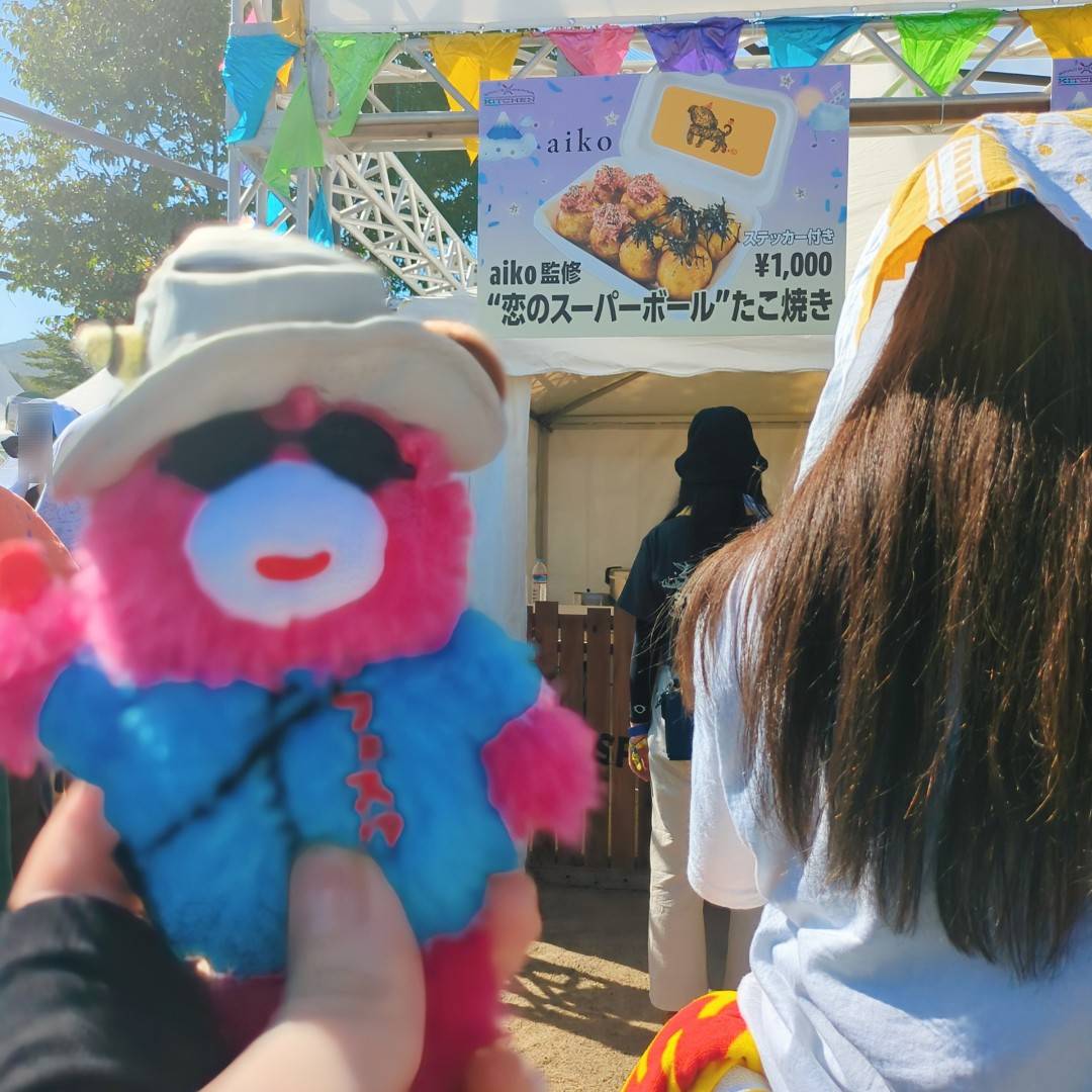 piramaru15's tweet image. 楽しみにしてた恋のスーパーボールたこ焼き🐙♡
1舟に2種類あるのうれしい🙌
どっちもおいしくてお腹も満たされてシアワセ🥹❤️‍🔥
しかもかわいいステッカーまで🐶✨
ちっこいたこやきくんたちにもちゃんとコンビーフと海苔がのってて♡ほっこりかわよ💗( ⌯´˘`⌯)
店頭にいるaikoに出くわしたかったー！