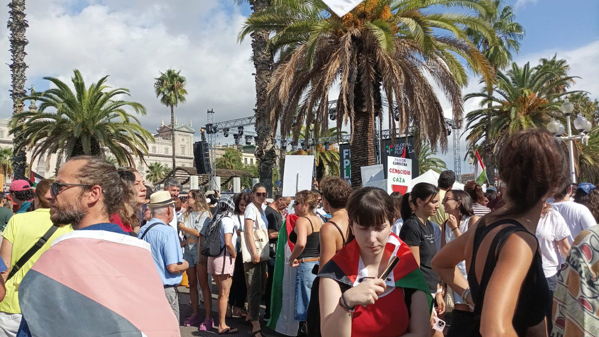 BNGCatalunya's tweet photo. Na fin de semana do 29 de agosto de 2025, o @BNGCatalunya tivo o pracer e a honra de poder asistir á saída da @GlobalSumudF  e atoparse con seus integrantes no Porto de Barcelona xunto con centos de persoas que acudiron ao evento na súa homenaxe de @MarchToGazaES #PalestinaLibre https://t.co/umNkMRqU9C