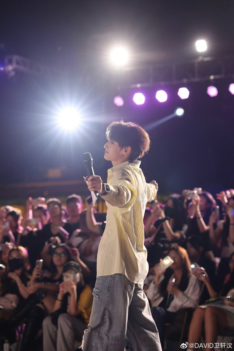 davidwei_th's tweet photo. David Weibo Update
"First time performing on the tarmac!" - David
Check out more photos on Weibo
🔗https://t.co/QbMuJoidq9
#底层计划
#David #Altonang #KK #peatsuchanon #Rexy
#WeiXuanwen #卫轩汶 #David卫轩汶 https://t.co/lJWieJNncK