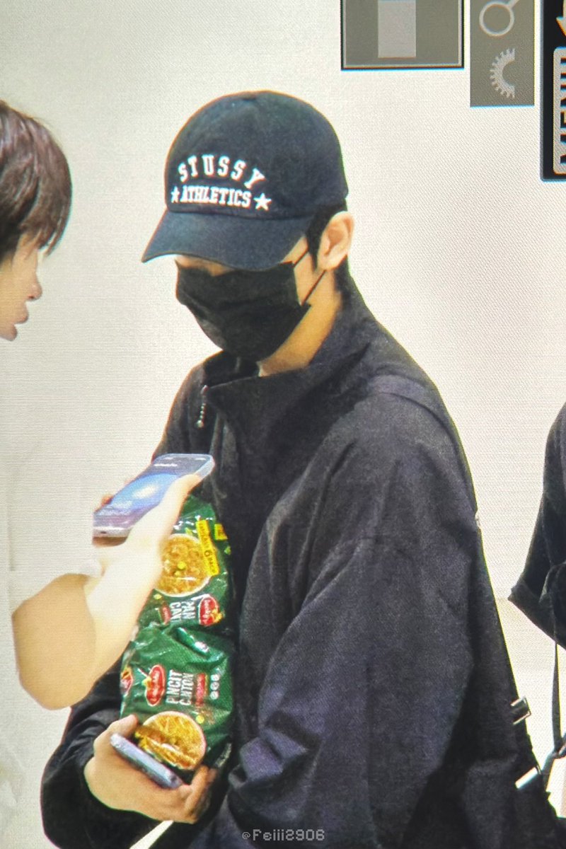 kn1ves0ut's tweet image. have never seen a kpop group this obsessed with pancit canton. atp this is literally free promo. what are you doing bro @luckymeph??? 🤣

© @feiii2906 @upts_JL